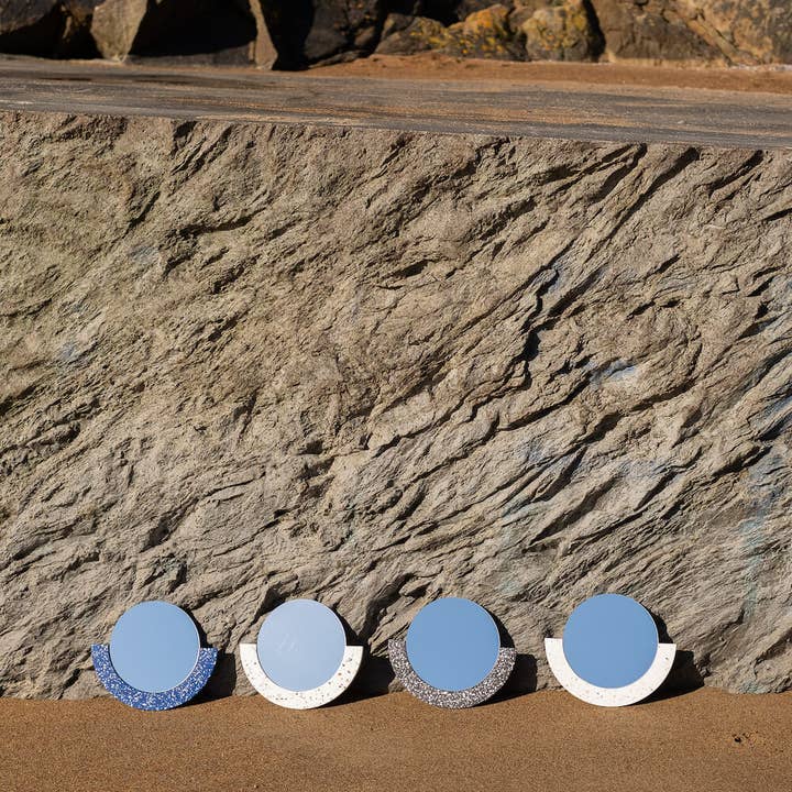 Halvemaanvormige spiegel van gerecyclede schelpen voor wholesale door Malàkio