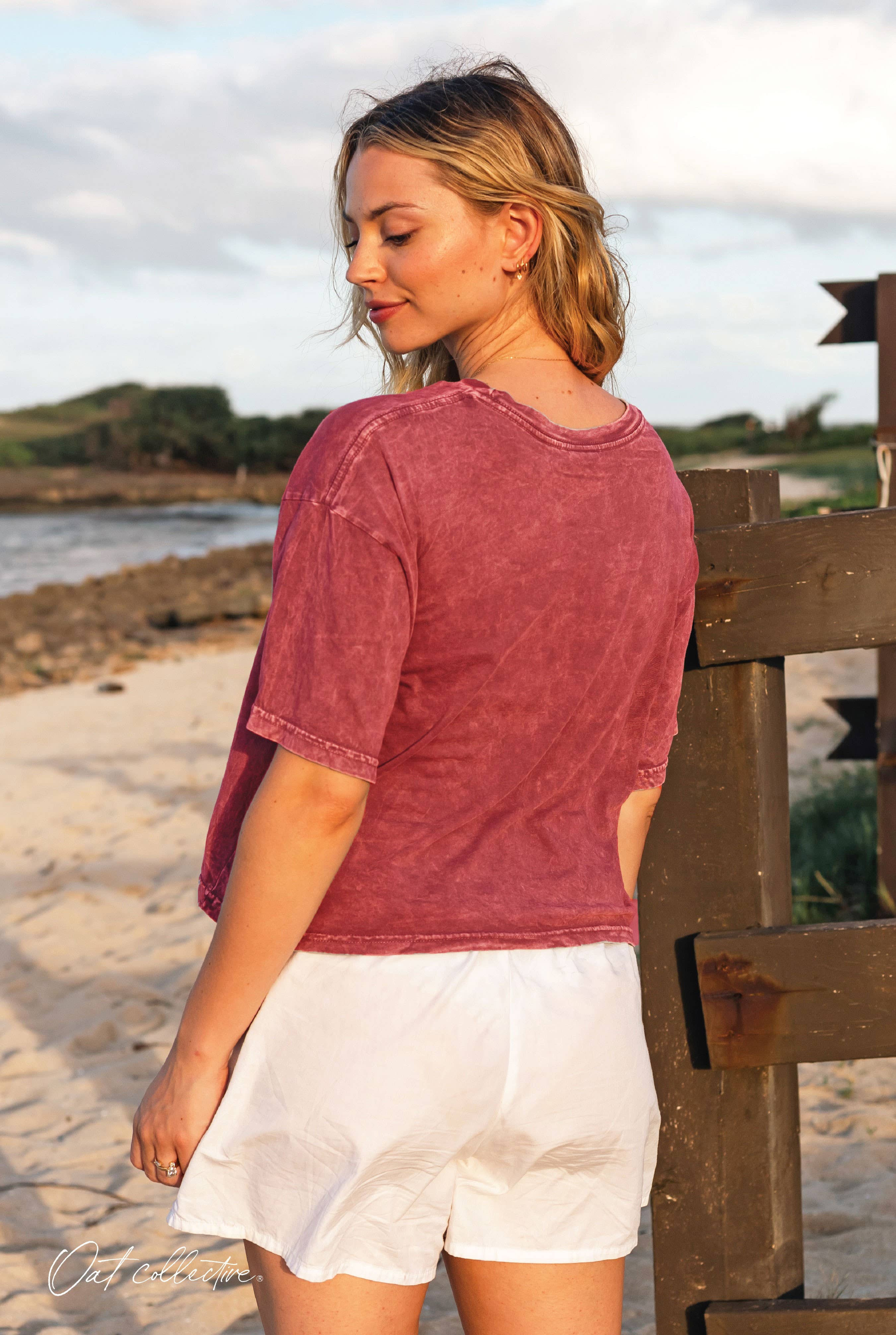 OAT COLLECTIVE – Engroshandel T-shirt med print - Dame – HOLD YOUR HORSES Afkortet Mineral Grafisk Top7