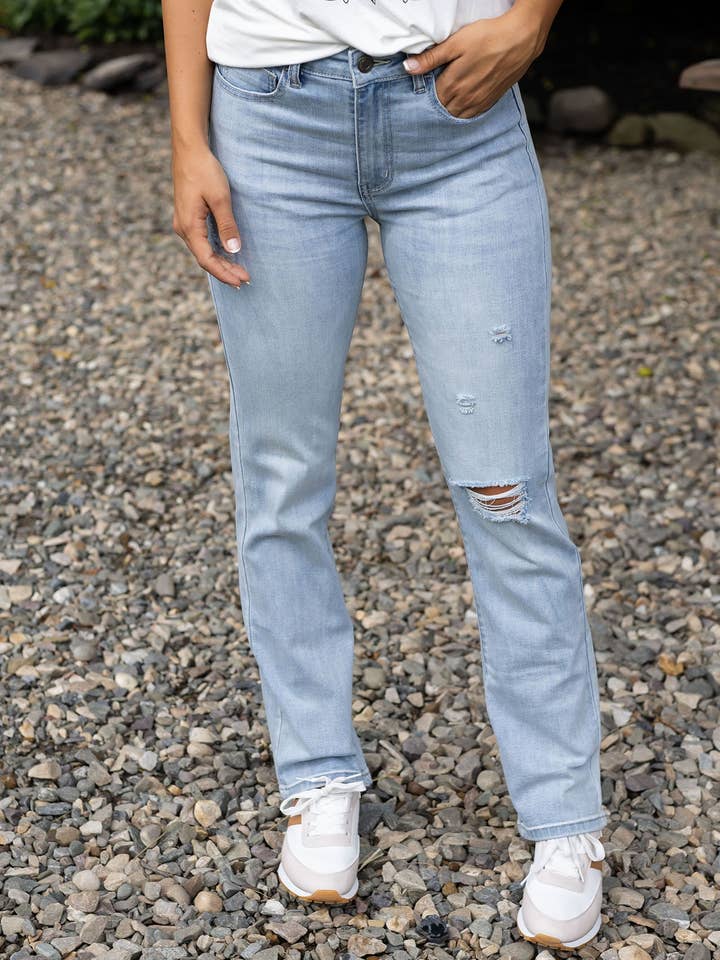 Mels yndlingsjeans i fuld længde i distressed lys mellemvaske. for engroshandel hos Grace and Lace