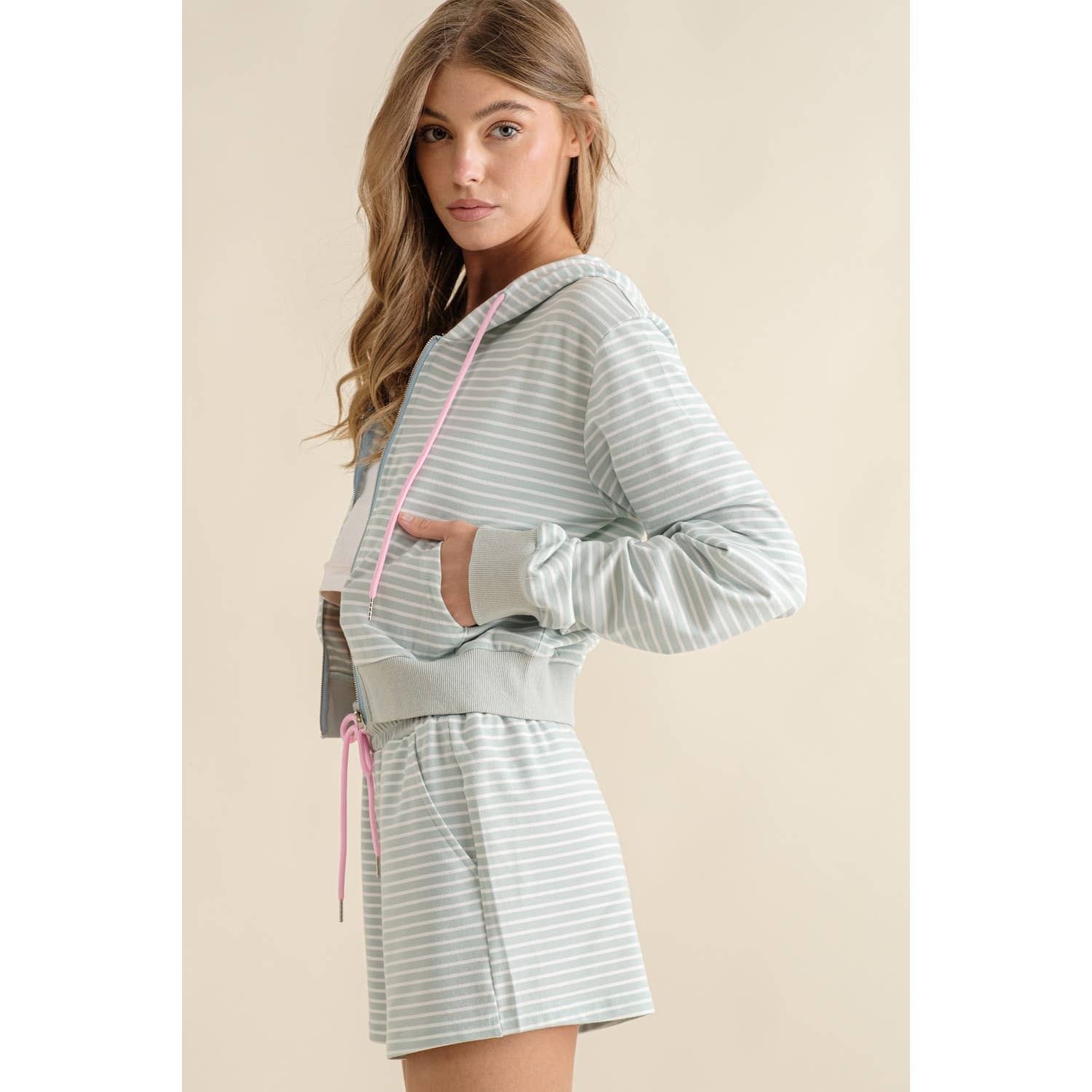 Sweet Generis – wholesale Lounge set – Women's – CONTRAST DRAWSTRING ZIP UP HOODIE AND SHORTS SET20