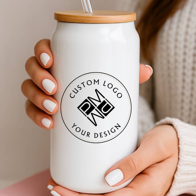 Verre blanc personnalisé avec couvercle en bambou | 16 oz pour la vente par Press and Merch