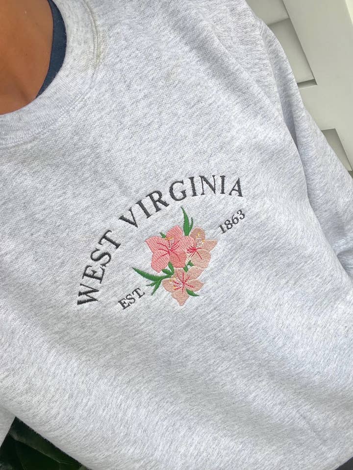 Felpa ricamata con fiore di stato della Virginia Occidentale per la vendita all'ingrosso da parte di Poppy Bloem