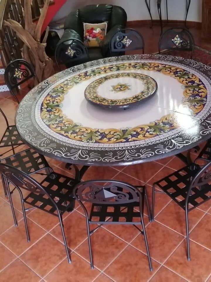Versierde Ronde Tafel met Draaibaar – Gedecoreerde Lavasteen voor wholesale door DD Ceramiche Siciliane
