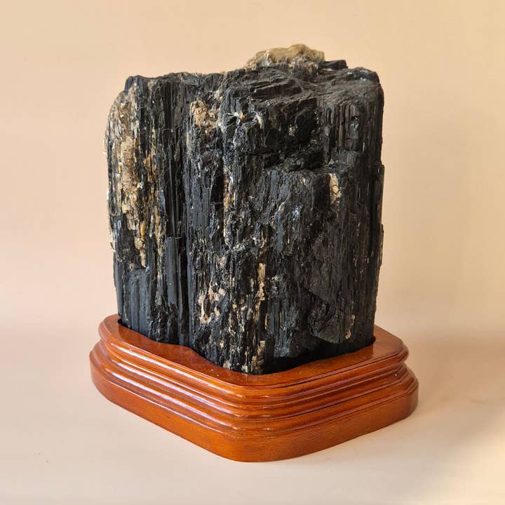XXL Turmalina Negra Bruta em Suporte de Madeira Luxuoso – Mais de 5 kg | Peça de Exposição Protetora por atacado de Moonlight Gemstones