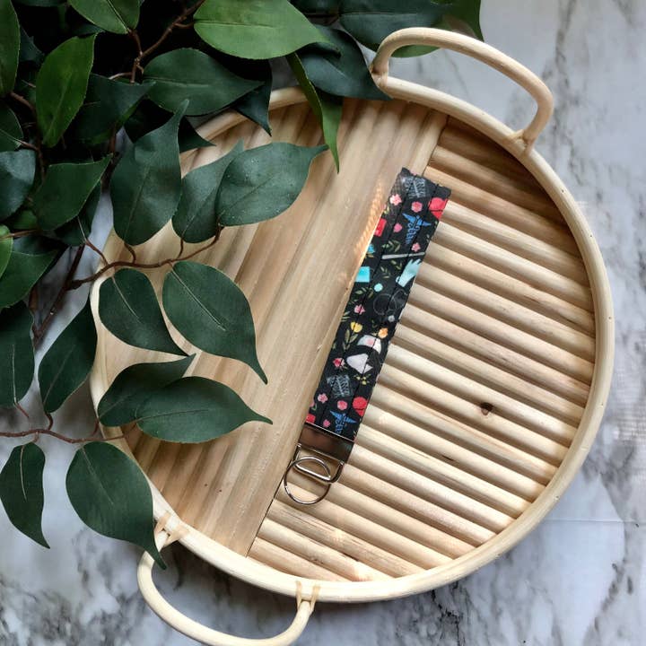 Zwarte bloemen medische print stoffen polsbandje sleutelhanger, sleutelhanger voor wholesale door MDStickerShop