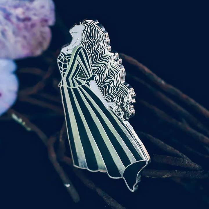 Possédé - Sorcière gothique victorienne - pin's en émail dur pour la vente par The Pickety Witch