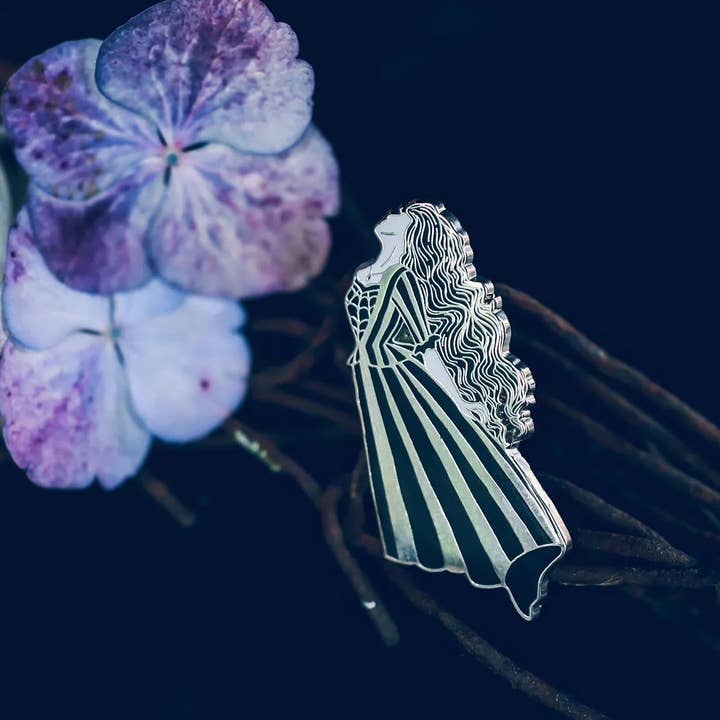 Possédé - Sorcière gothique victorienne - pin's en émail dur pour la vente par The Pickety Witch