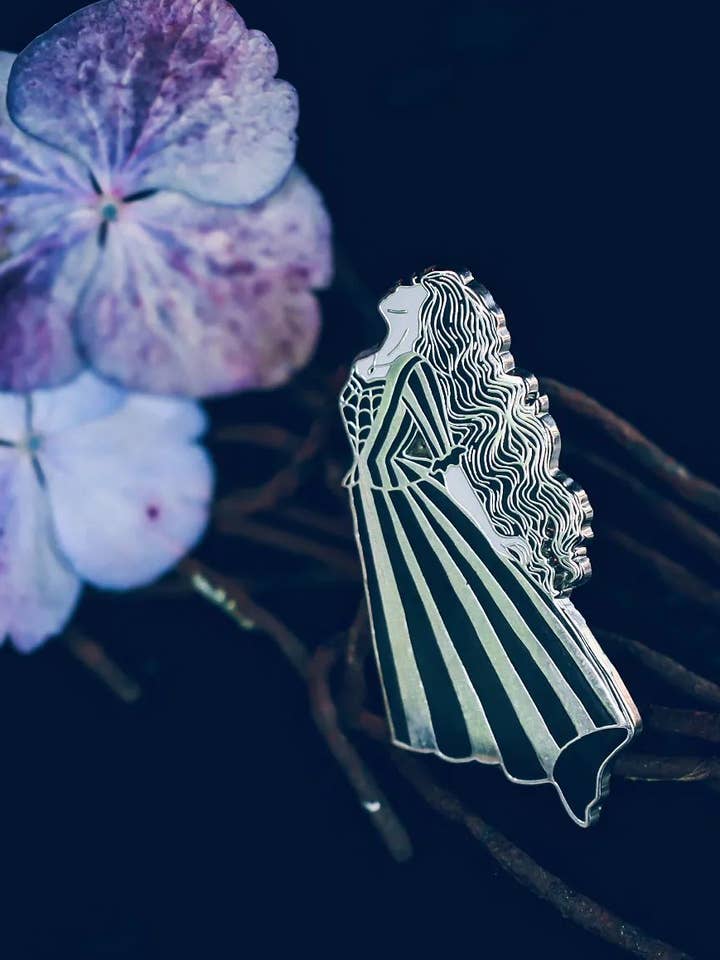 Possédé - Sorcière gothique victorienne - pin's en émail dur pour la vente par The Pickety Witch