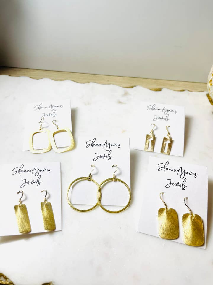 Collection simple de boucles d'oreilles en or vendues par lot pour la vente par ShannAgains Jewels