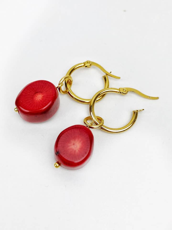 Koral Øreringe med Dråbeform. Gratis Fragt og Gaveindpakning. for engroshandel hos Black Lamb Design