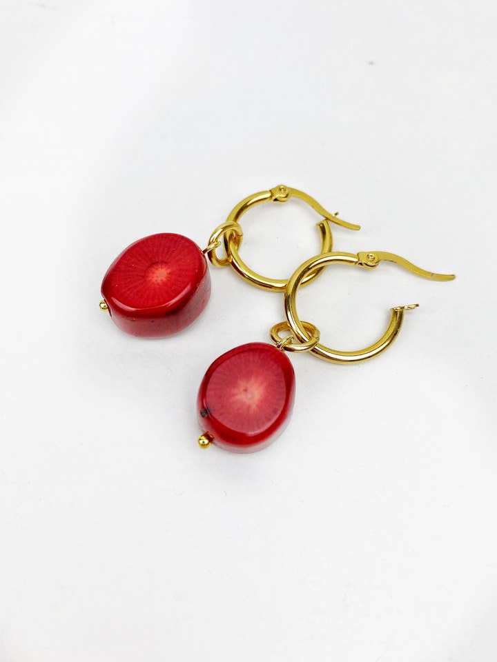 Pendientes de aro con colgante de coral. Envío gratis y envoltorio de regalo. para venta al por mayor de Black Lamb Design