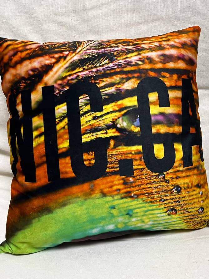 Coussin NIC.CA paon pour la vente par Nicole Cavallaro