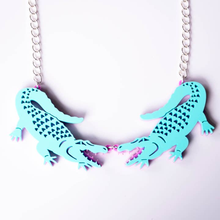 Lasergesneden statement-ketting in krokodillenpastelkrijk/krokodillenpastel voor wholesale door designosaur