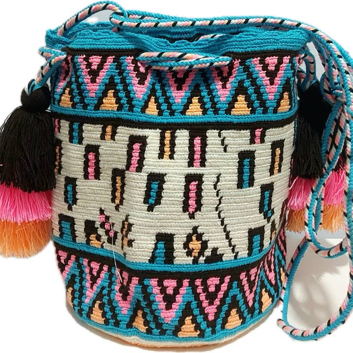 Mellemstor håndlavet Wayuu Mochila taske i hækling for engroshandel hos Authentic Origin Colombia
