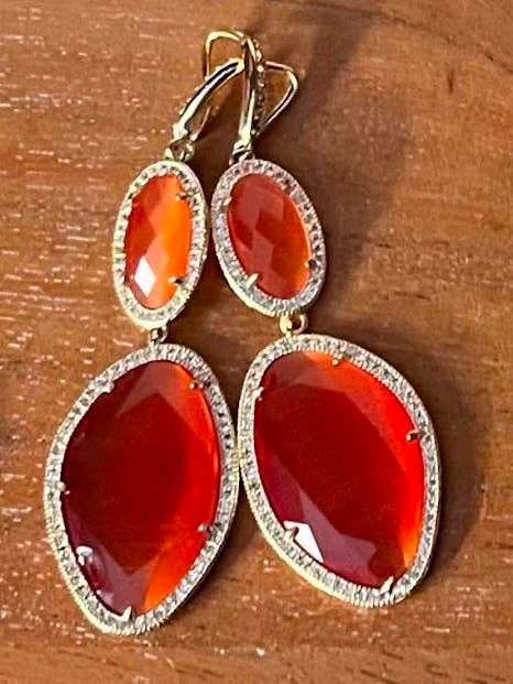 Boucles d'oreilles pendantes en or avec rare œil de chat - "New York" pour la vente par SIBYLLADELPHICA