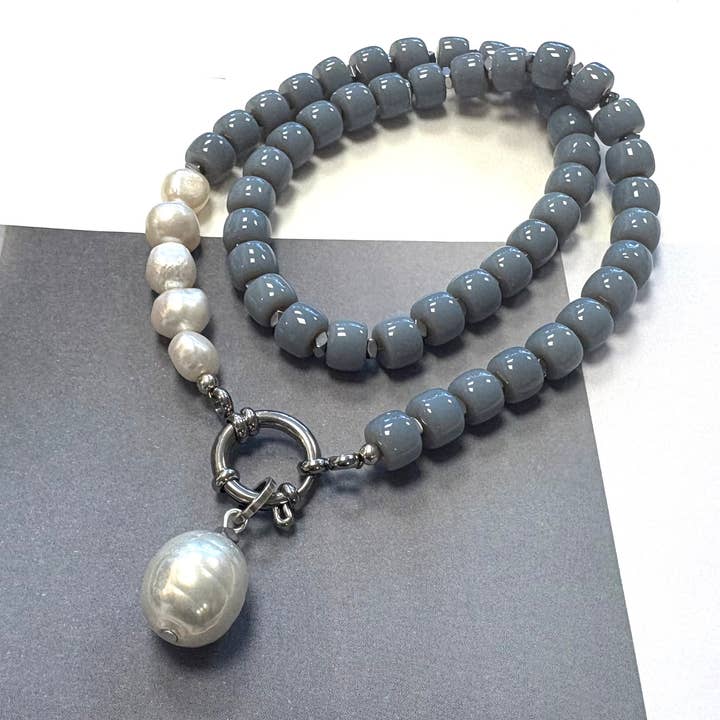 Collier perles de verre gris et perles pour la vente par Chic Le Freak