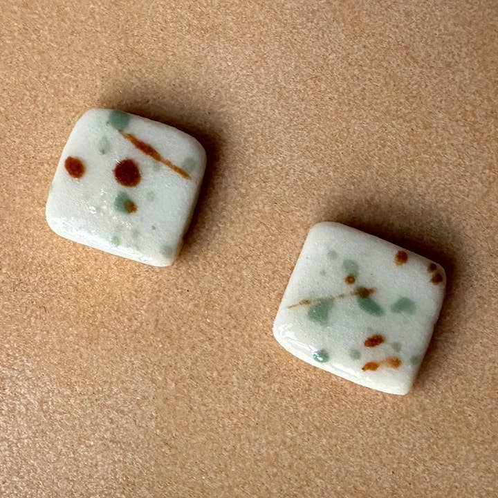 spetter vierkante stud oorbel voor wholesale door Grounded Ceramics