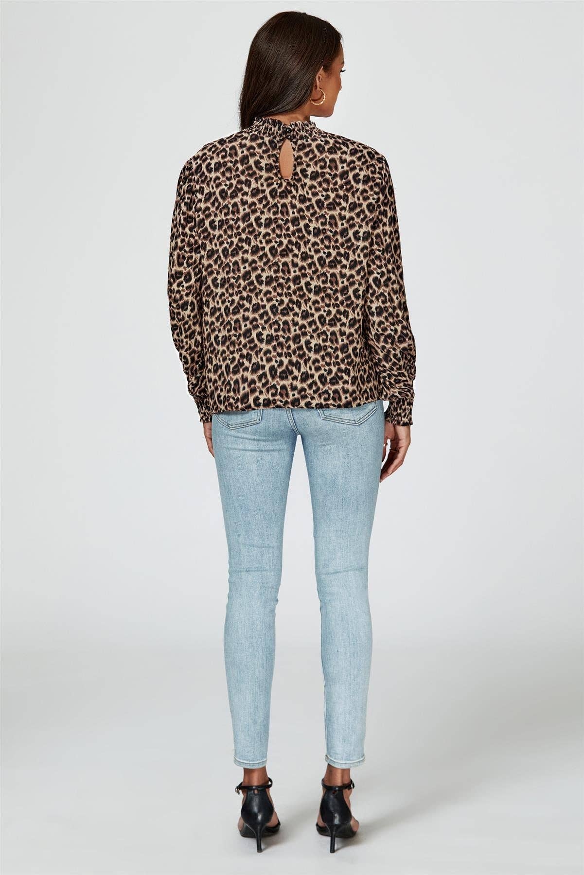 Marrón Blusa de cuello alto y manga larga con estampado de leopardo en marrón. de venta al por mayor en Faire3