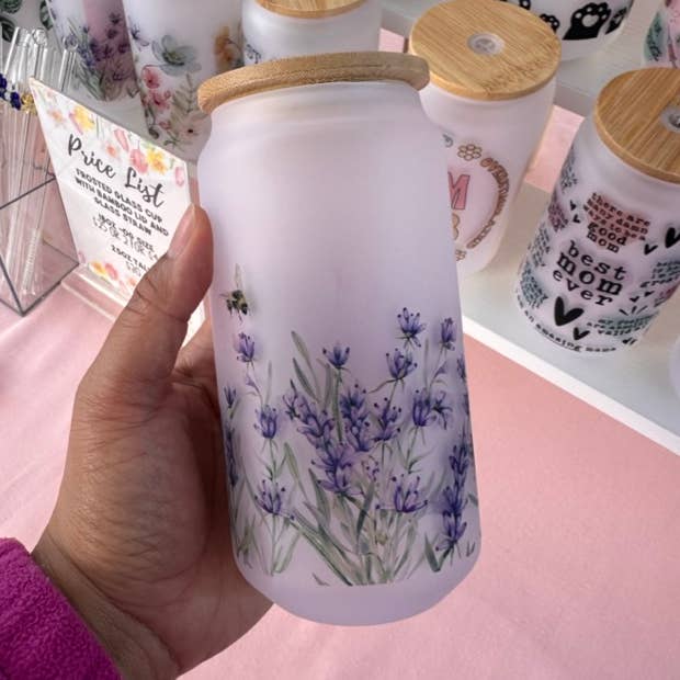 Tasse en verre Lavande 18 oz (givré) Lavande avec abeilles pour la vente par KraftyKathyDesignsCo