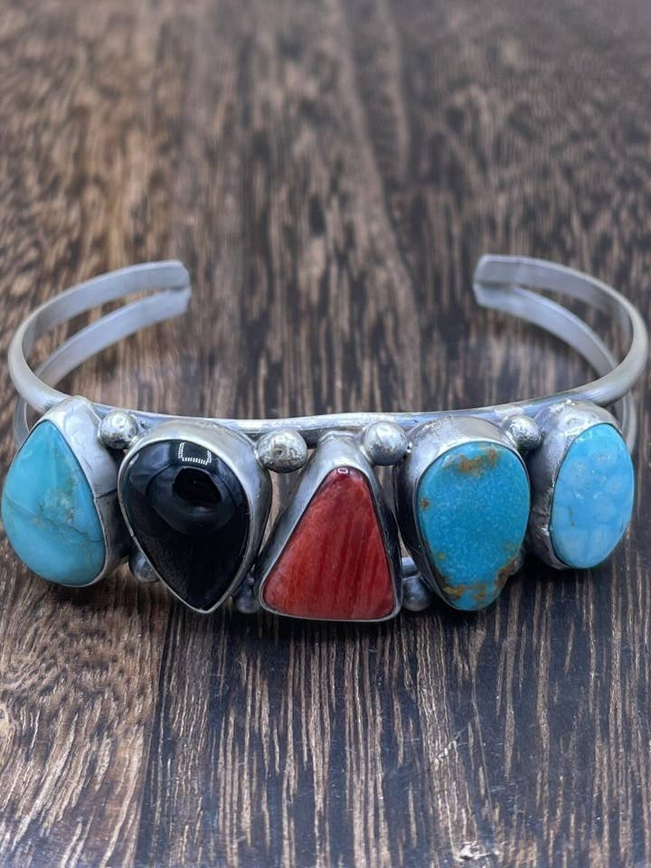 Indiansk Navajo håndlavet armbånd i sterlingsølv med flerfarvede sten. for engroshandel hos Native City Jewelry