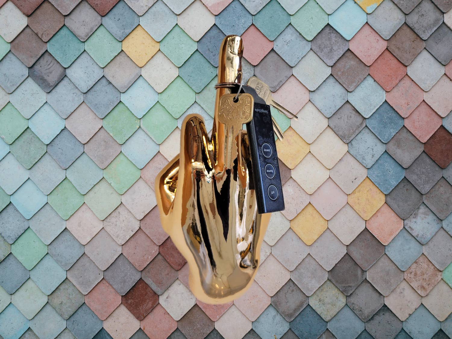 Interior Illusions Plus – Escultura por atacado – Escultura de Parede Dedo do Meio em Ouro Escuro - 21,5 cm de comprimento