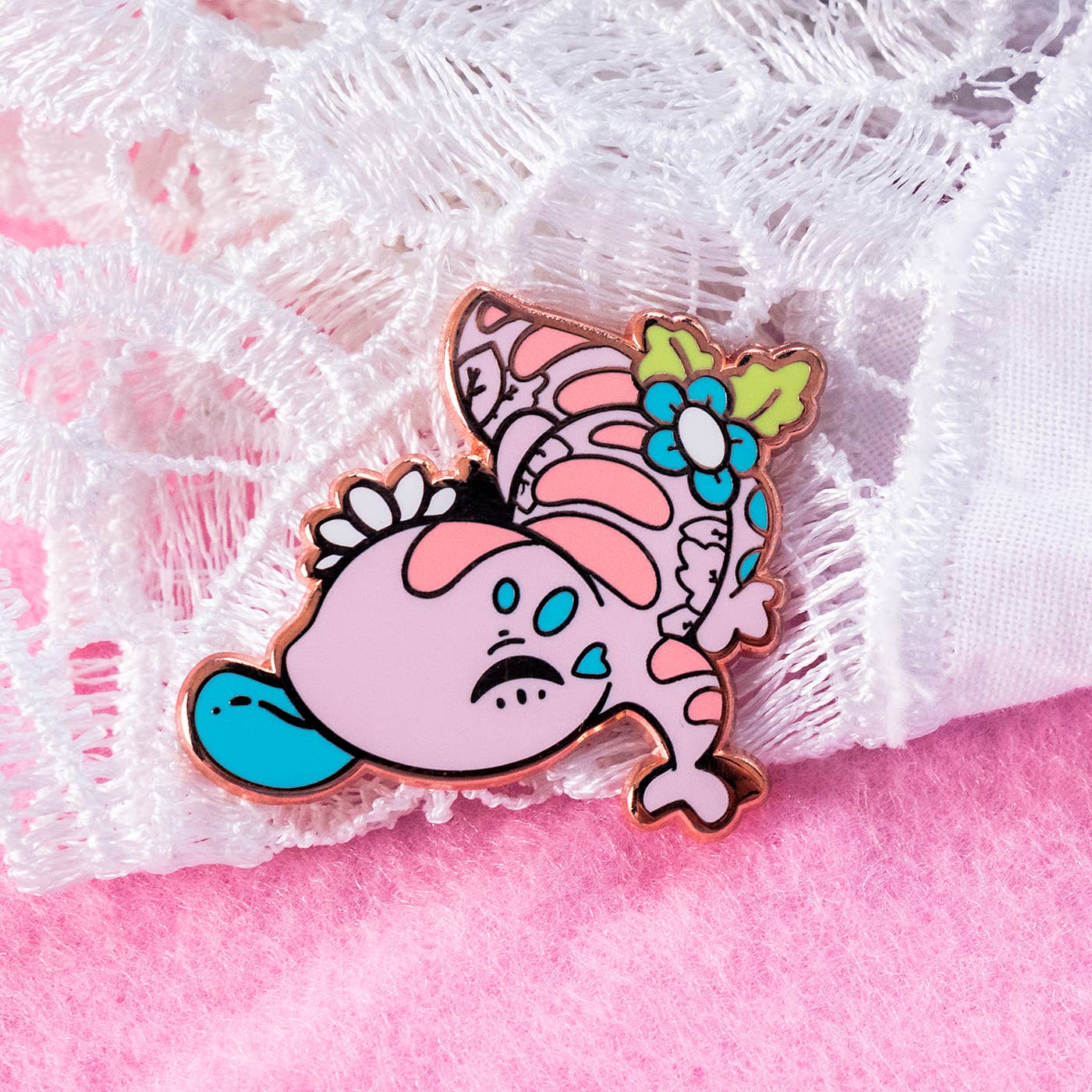 Evy Benita - Vente Épinglettes/boutons - Épinglette en émail en forme de scinque à langue bleue5