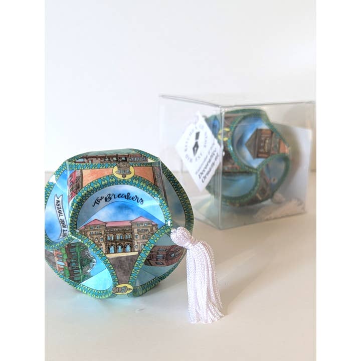 Décoration en forme de globe à Newport, Rhode Island pour la vente par Mad Kitchen Co.