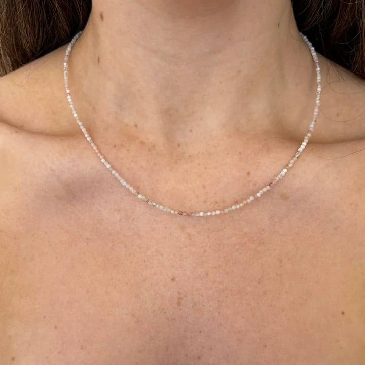 Mini collana con pietre preziose sfaccettate in opale peruviano rosa per la vendita all'ingrosso da parte di Stefanie Wolf Designs