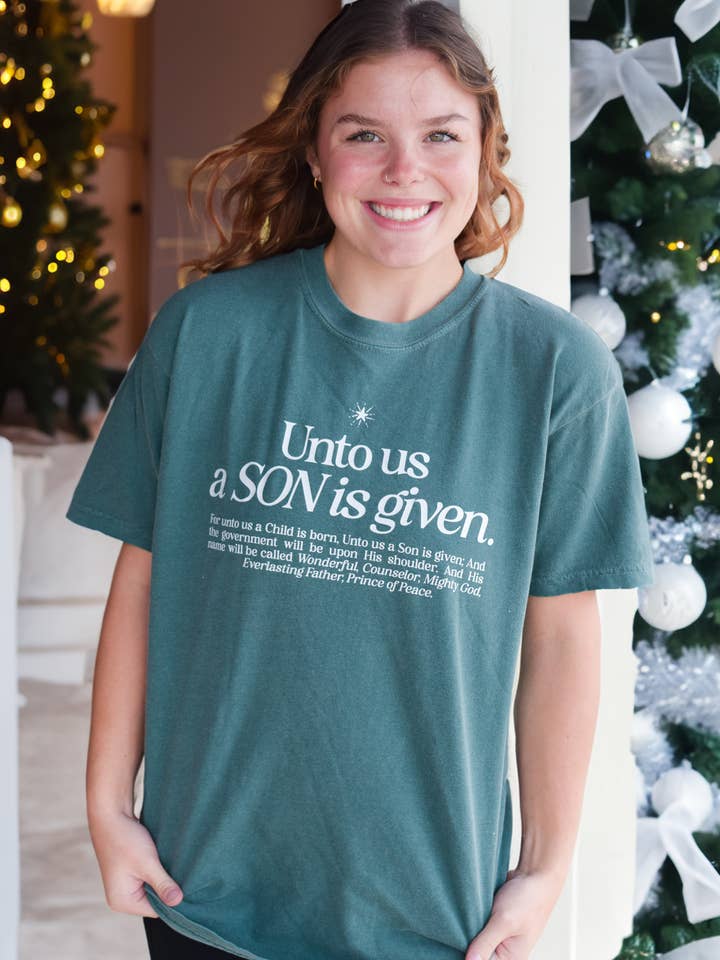 T-shirt A SON IS GIVEN per la vendita all'ingrosso da parte di Spirit+Tribe