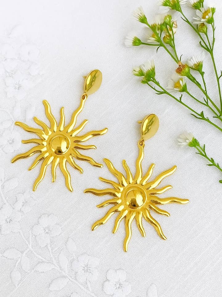 Boucles d'oreilles Soleil d'or pour la vente par Wild & Free
