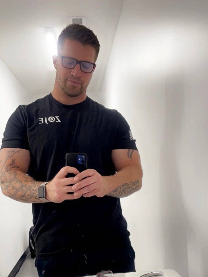 T-shirt unisexe ZoJe en coton biologique avec drapeau américain pour la vente par ZOJE Active