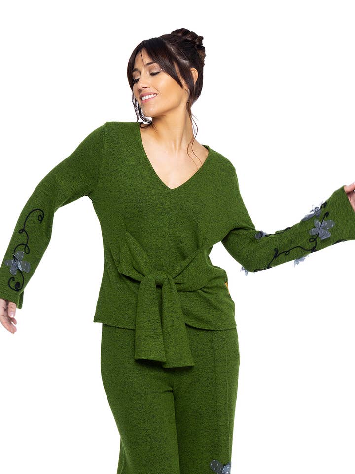 Groene gebreide trui met borduursel. Trui Carmen voor wholesale door Mamatayoe