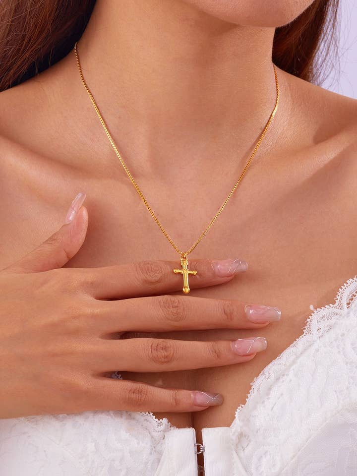 CWAJE05781_COLLIER EN ACIER INOXYDABLE AVEC CROIX EN OR 18K pour la vente par NINEXIS