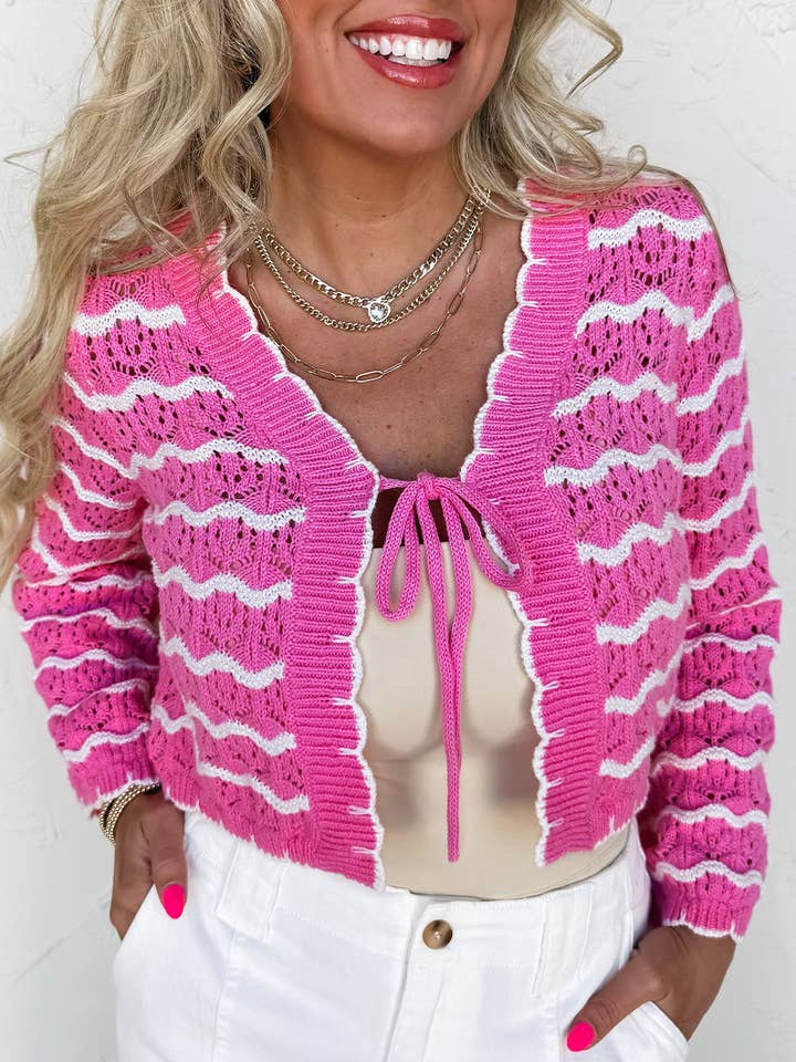 Cardigan court à rayures en crochet avec bordure festonnée et laçage à l'avant pour la vente par FULL TIME PURCHASE