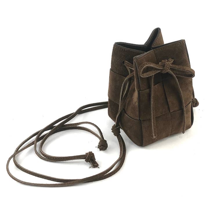 Emi - Borsa a tracolla intrecciata a mano in pelle scamosciata con coulisse per la vendita all'ingrosso da parte di Sook Stainable