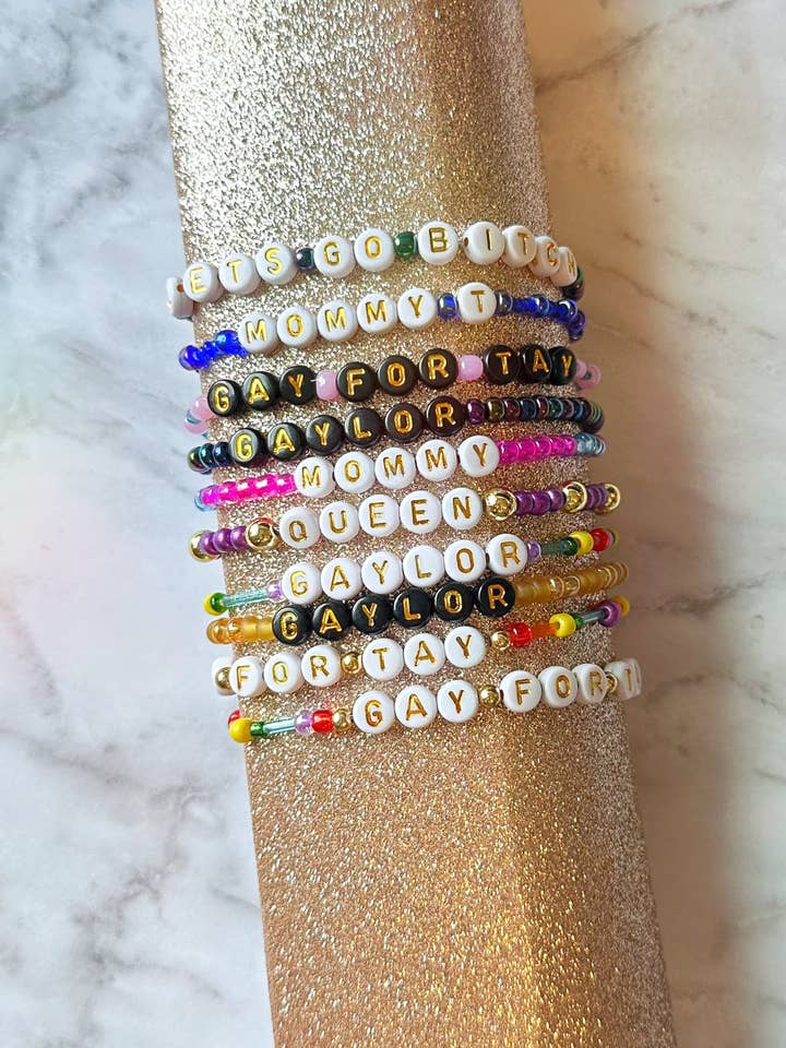 Lot de 10 bracelets d'amitié pour adultes avec humour et perles Eras Tour pour la vente par Korr Sticker Co