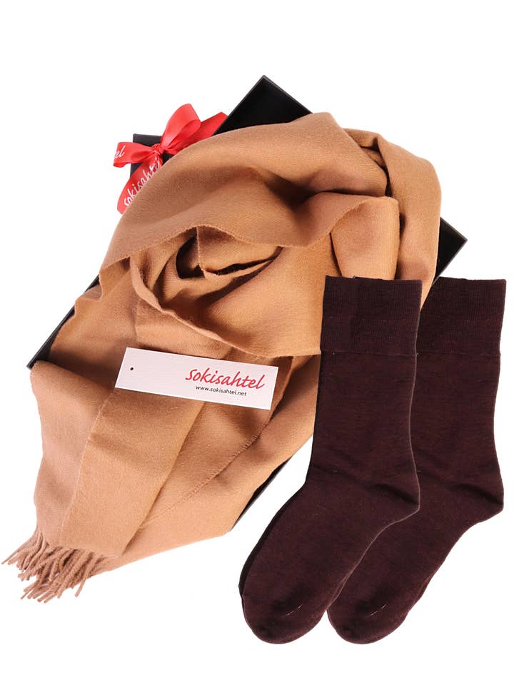 Alpakauldtørklæde og DOORA bordeaux-sokker i gaveæske til kvinder for engroshandel hos Sokisahtel I BestSockDrawer