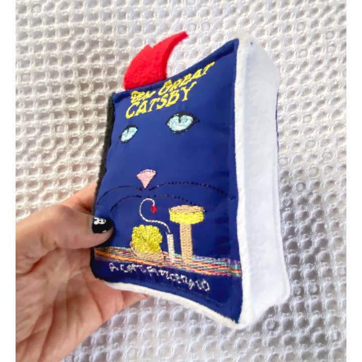 Screaming Pickles – Engroshandel Legetøjssæt - Kat – Håndlavet plyslegetøj - Plys bog til katte "Den Store Catsby"9