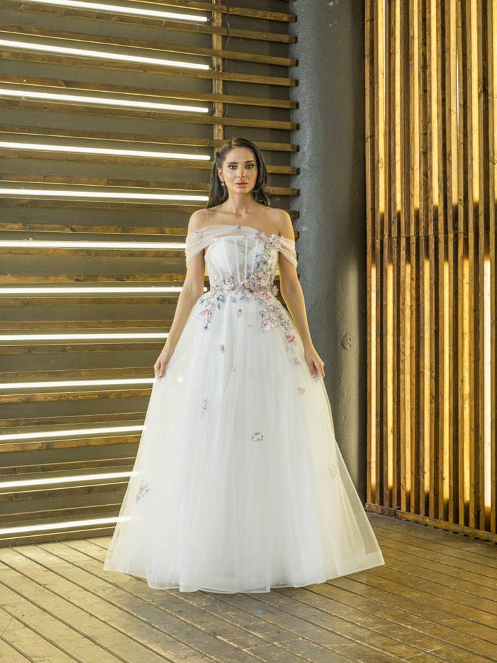 Encolure en cœur sans bretelles, appliqué floral en relief & pour la vente par La Veneto