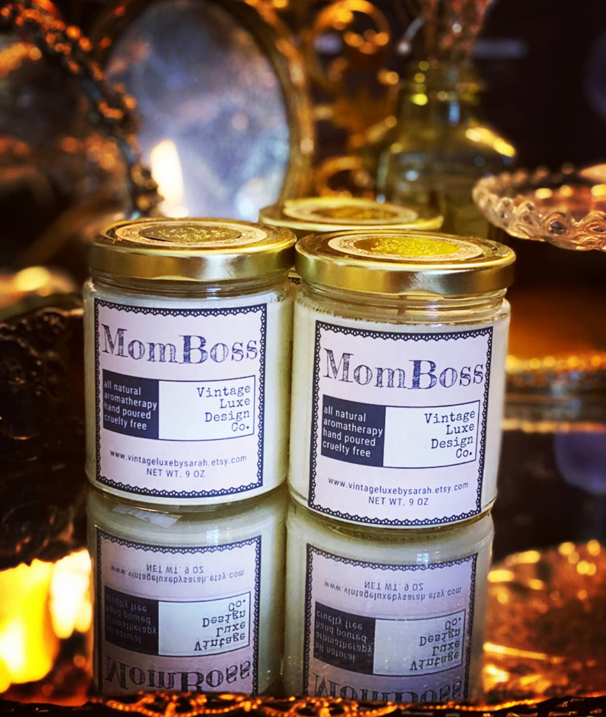 Vintage Luxe Design Co. - Vendita all'ingrosso Candela in vasetto - MomBoss, candela in cera di soia da 9 once, vintage, di lusso, colata2