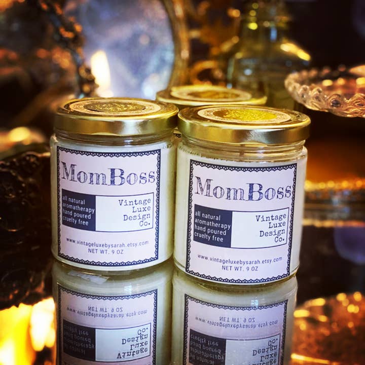 Vintage Luxe Design Co. - Vendita all'ingrosso Candela in vasetto - MomBoss, candela in cera di soia da 9 once, vintage, di lusso, colata2