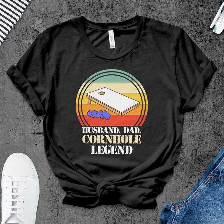 Rolig Cornhole Legend T-shirt för pappa, present till make, avslappnad grafisk tee, utomhusspelentusiast, fars dagspresent för wholesale av FreakyTeeFactory
