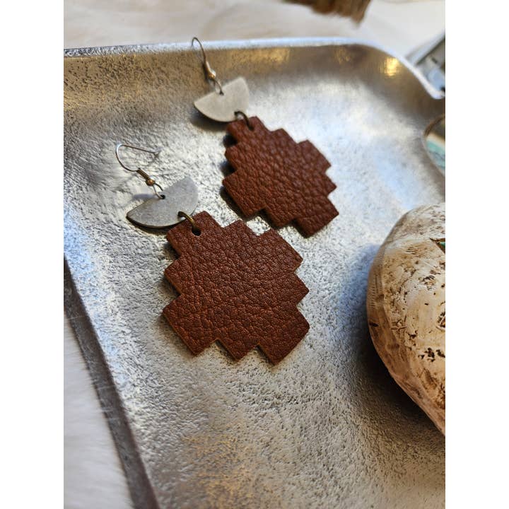 Native Leather Co - Vente Boucles d'oreilles pendantes - Boucles d'oreilles en cuir marron inspirées du sud-ouest avec dessus en argent