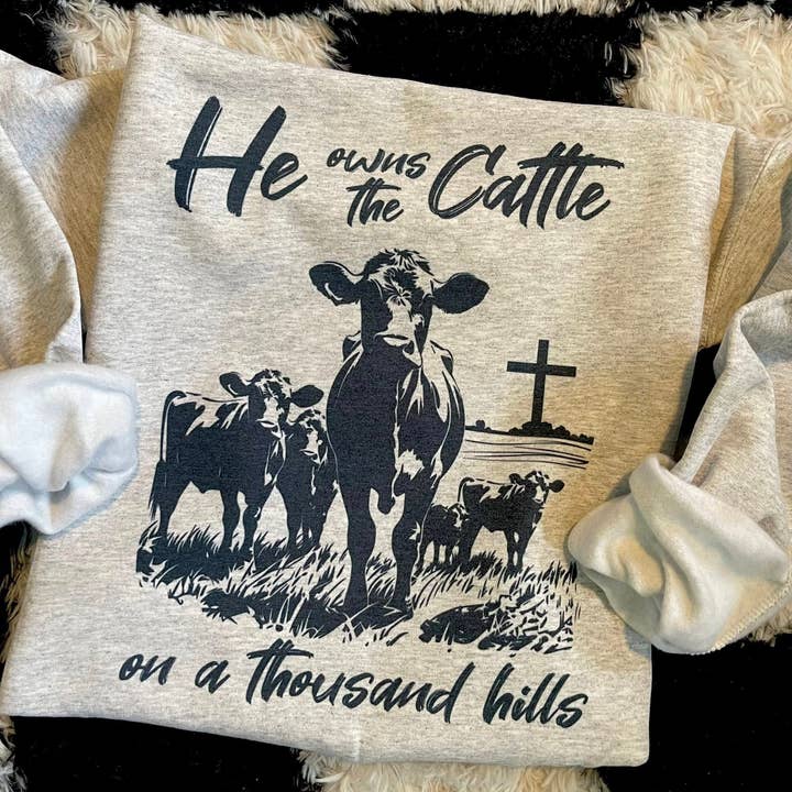 Il possède le sweat-shirt "cattle on a thousand hills". pour la vente par StricklandDesignCo