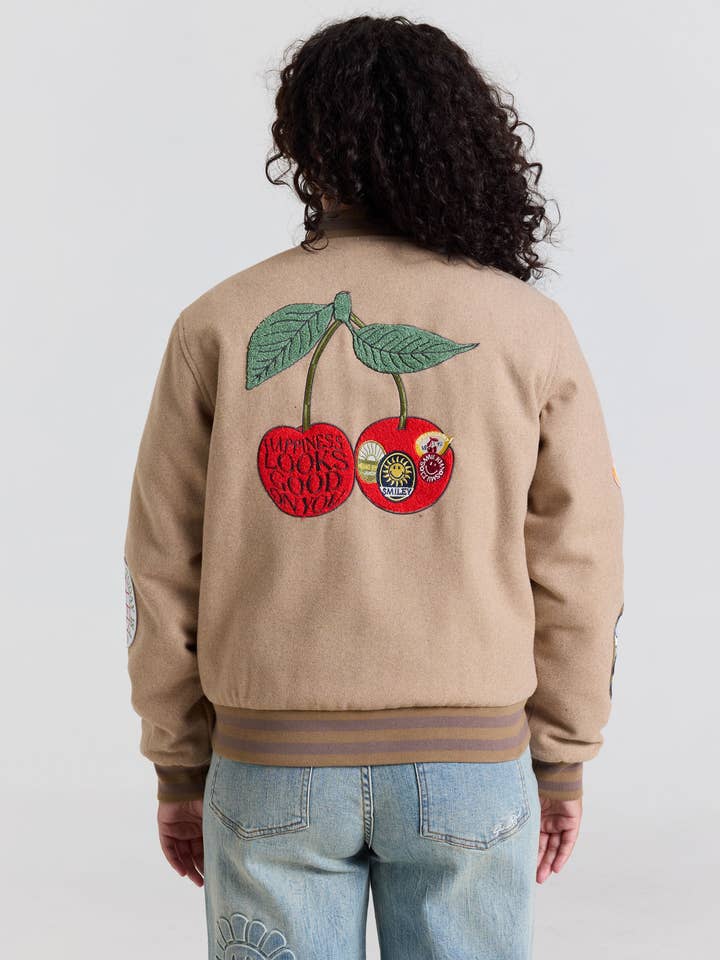 Giacca Varsity Smiley Freshly Picked, Marrone per la vendita all'ingrosso da parte di SAMII RYAN