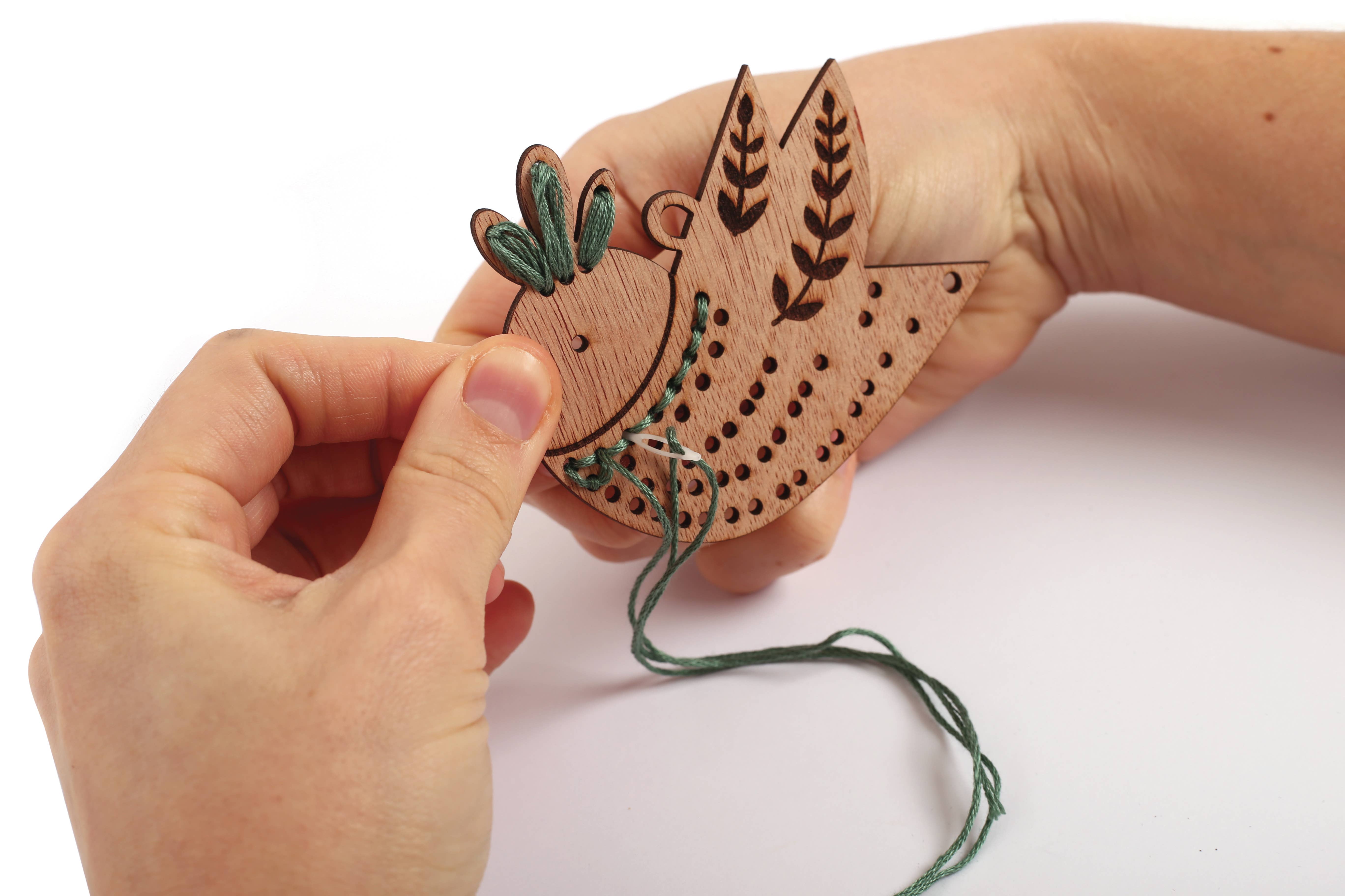 Graine Créative - Wholesale Craft Sewing Kit - KIT 8 EMBROIDERY HANGERS8