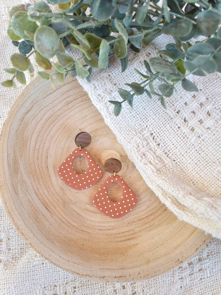 Hangels met terracotta stippen - oorbellen van klei voor wholesale door Dusty Rose Creations