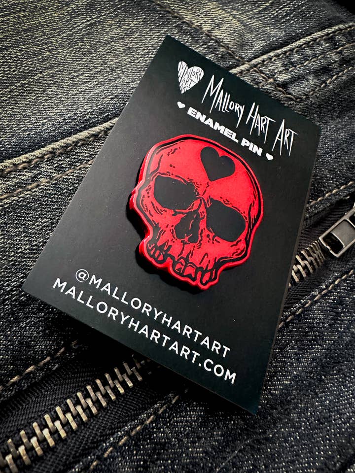 Roter Totenkopf mit Herz Emaille-Pin für den Großhandel von Mallory Hart Art