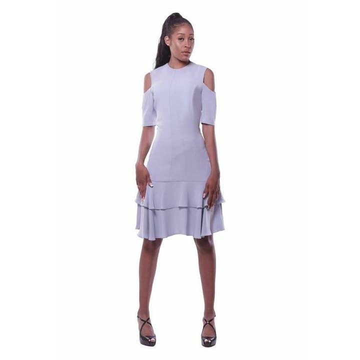 Lydia Premium-Kleid aus Crêpe mit kalter Schulter — Silber für den Großhandel von Two Ruffles