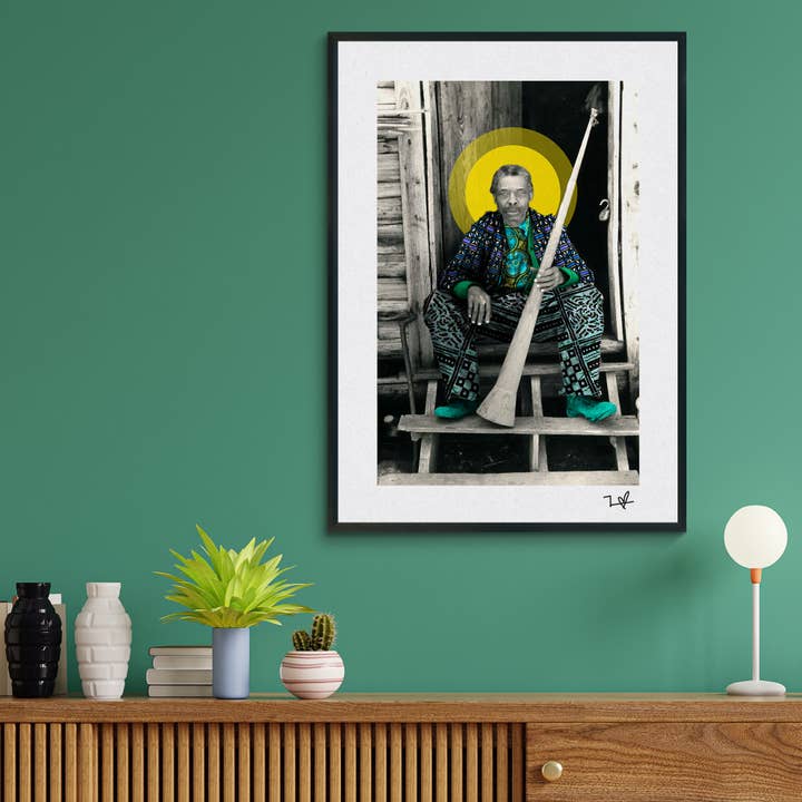 Alter Mann hält ein Sklavenhorn - Druck in limitierter Auflage für den Großhandel von Blue Coffee Arts